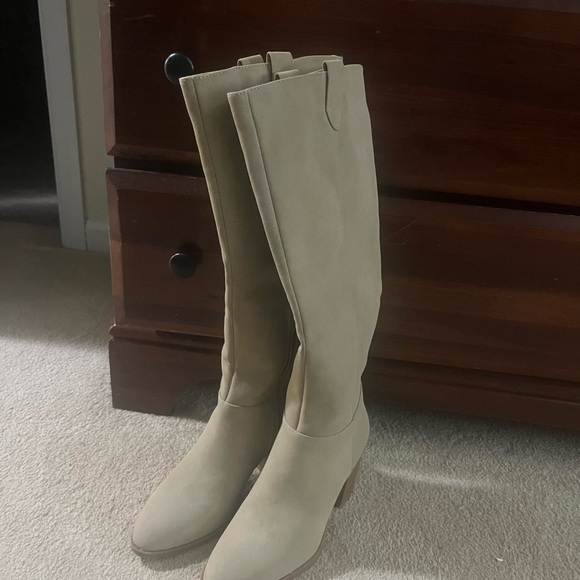Ladies size 8 beige boots - Picture 2 of 2